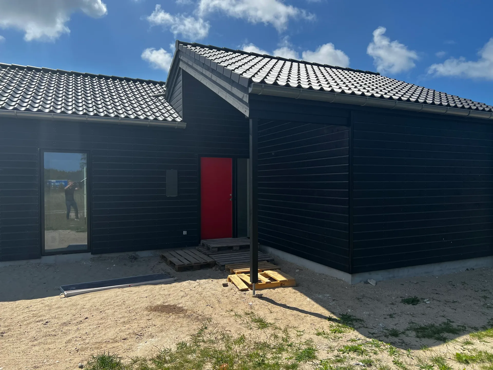 Indgangsparti ved sommerhus i Løkken — Arkitekttegnestuen Yderskov